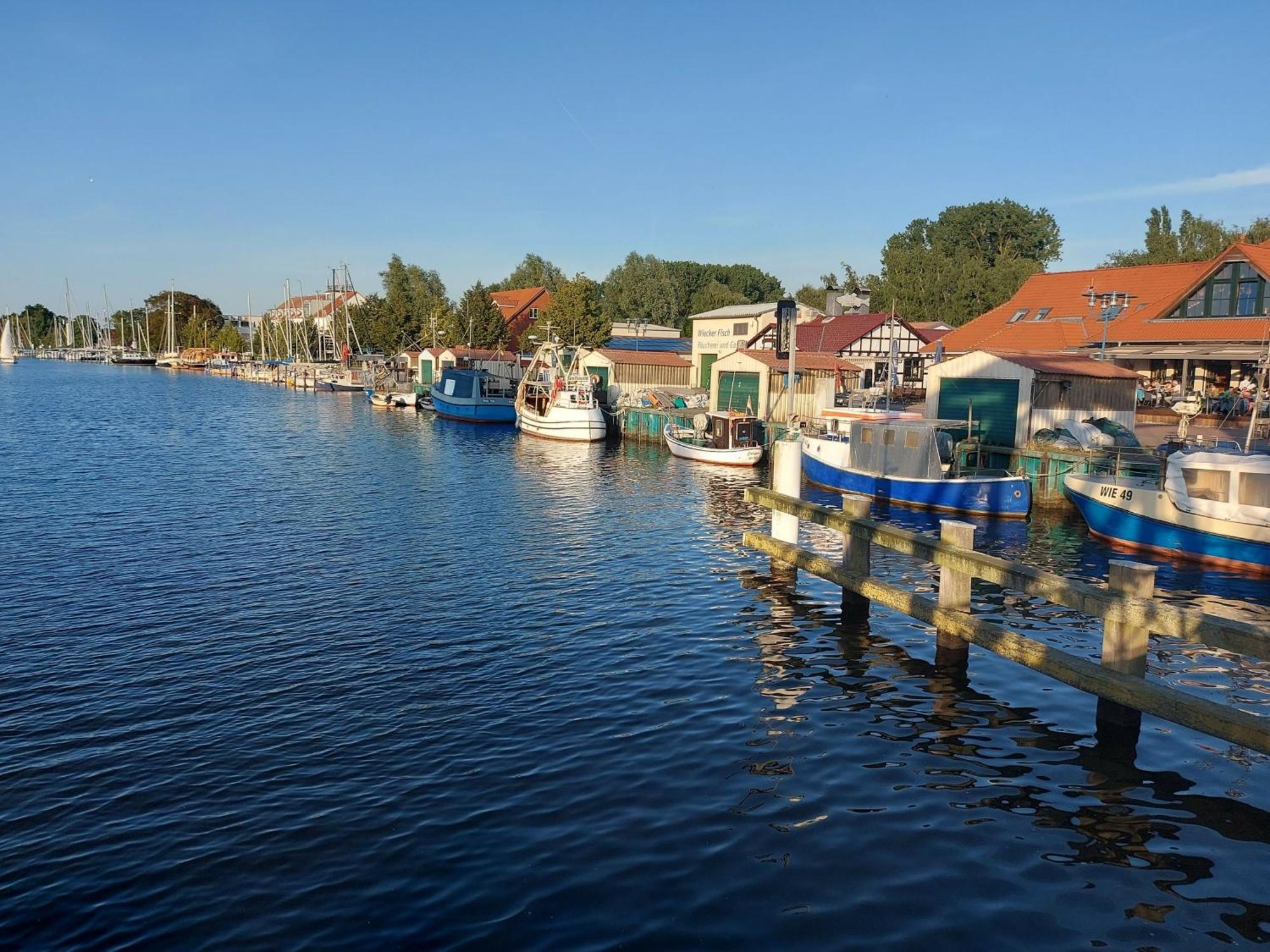 Hochwertige Ferienwohnung Direkt Am Wasser Mit Balkon Грайфсвальд Екстер'єр фото